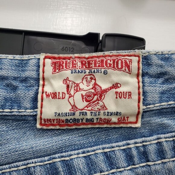 True Religion Women's Bobby Big T Light Wash Distressed Cut Off Bermudas Size 26 - Picture 5 of 7